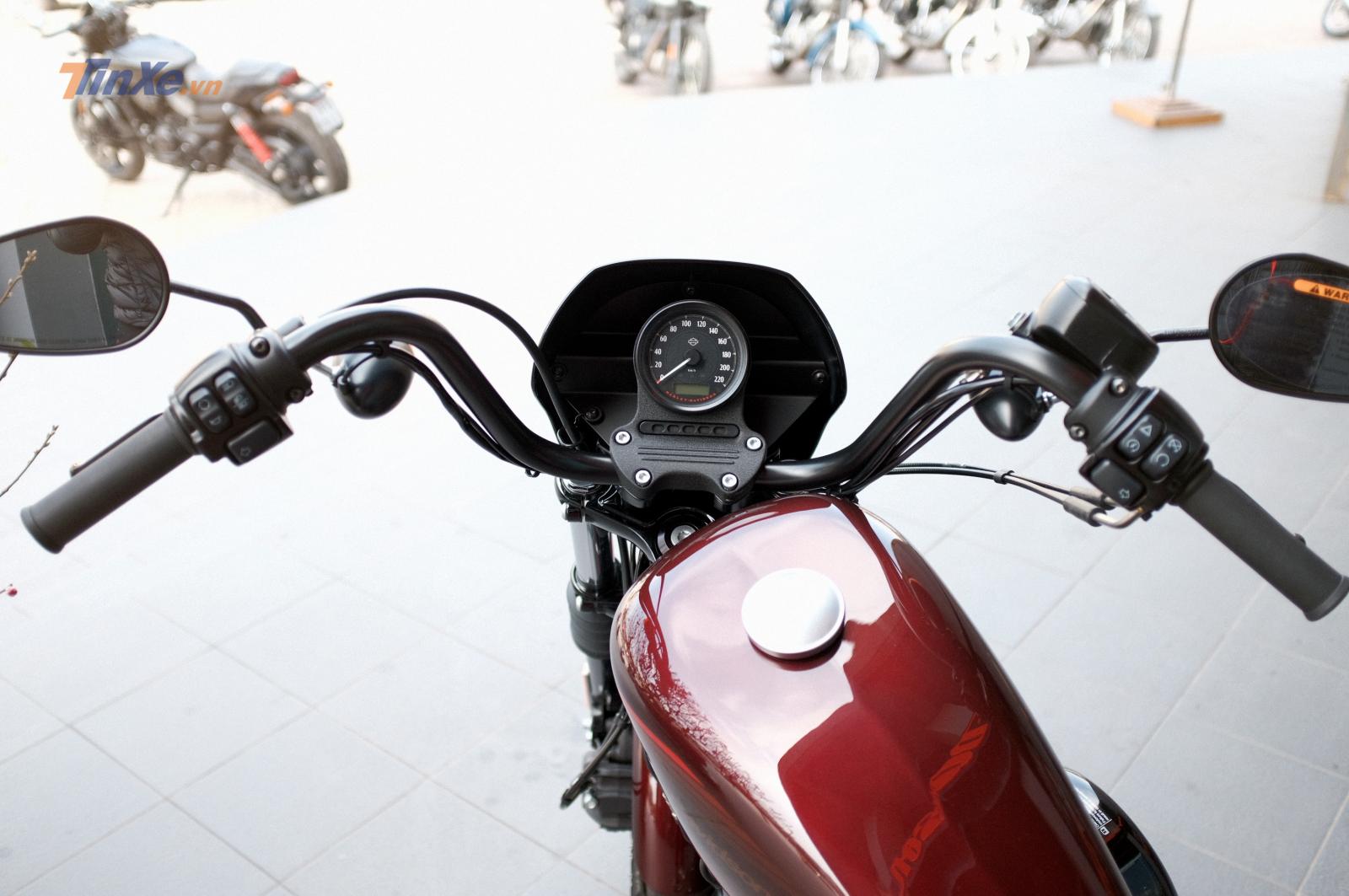 Vẫn sử dụng dạng đồng hồ đơn giản tích hợp màn hình điện tử, 1200 Iron 2019 có dàn đầu khá đơn giản