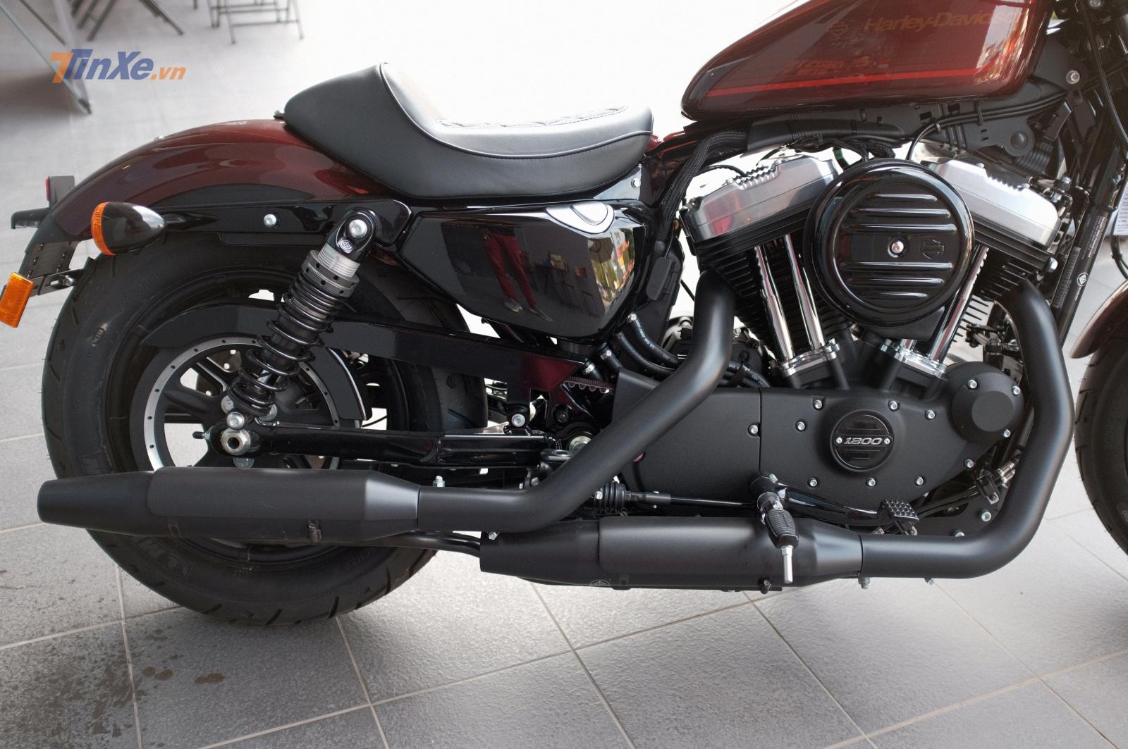 Chiếc xe được Harley Davidson trang bị cho cặp pô giảm thanh nguyên bản dạng quả chùy có nước sơn đen lì rất khỏe khoắn và cứng cáp từ cổ cho đến lon pô.