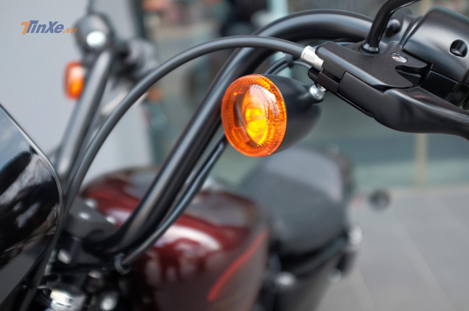 Xi nhan dạng quả nhót cổ điển được đặt trên tay lái cao của Harley Davidson 1200 Iron