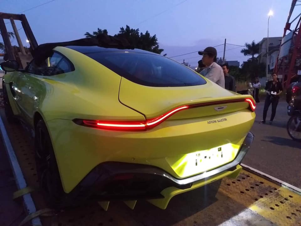 Siêu xe Aston Martin V8 Vantage 2018 đầu tiên tại Việt Nam được bàn giao cho doanh nhân quận 12