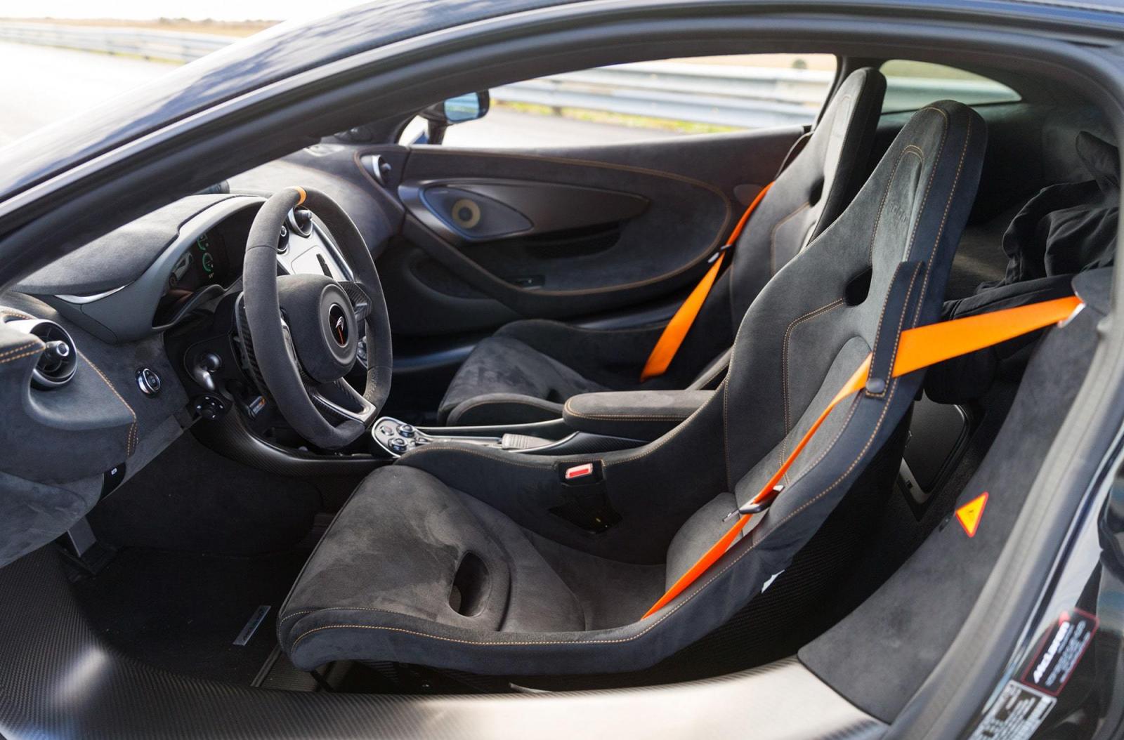 Nội thất của siêu xe McLaren 600LT độ công suất 800 mã lực có ghế ngồi bọc da Alcantara với điểm nhấn là các sọc hay dây đai an toàn màu cam