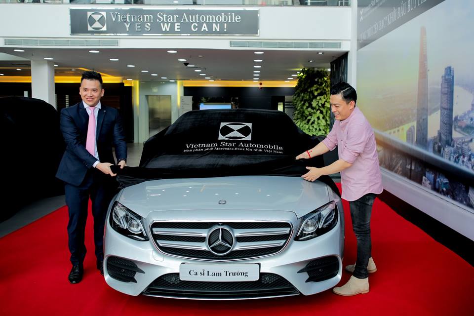 A2 cùng đại diện của Mercedes-Benz vén màn chiếc sedan Mercedes-Benz E300 AMG