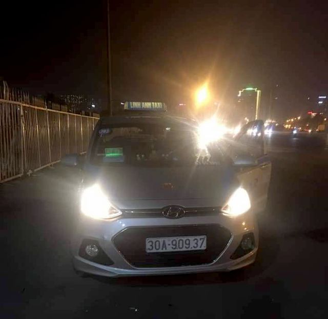 Chiếc xe taxi của nam tài xế trước cửa sân vận động Mỹ Đình Chiếc xe taxi của nam tài xế trước cửa sân vận động Mỹ Đình