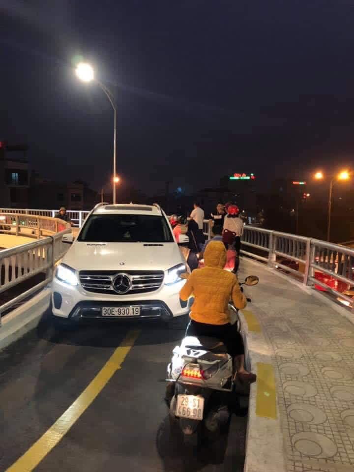 Hình ảnh chiếc Mercedes-Benz GLS chạy ngược chiều trên cầu vượt dành cho xe máy và người đi bộ được đăng lên mạng