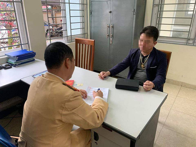 Tài xế điều khiển chiếc Mercedes-Benz GLS tại cơ quan công an