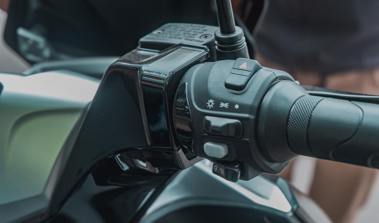 Nút bấm ở vị trí đề quen thuộc trên xe tay ga chính là nút điều chỉnh Mode chạy của Pega NewTech Nút bấm ở vị trí đề quen thuộc trên xe tay ga chính là nút điều chỉnh Mode chạy của Pega NewTech