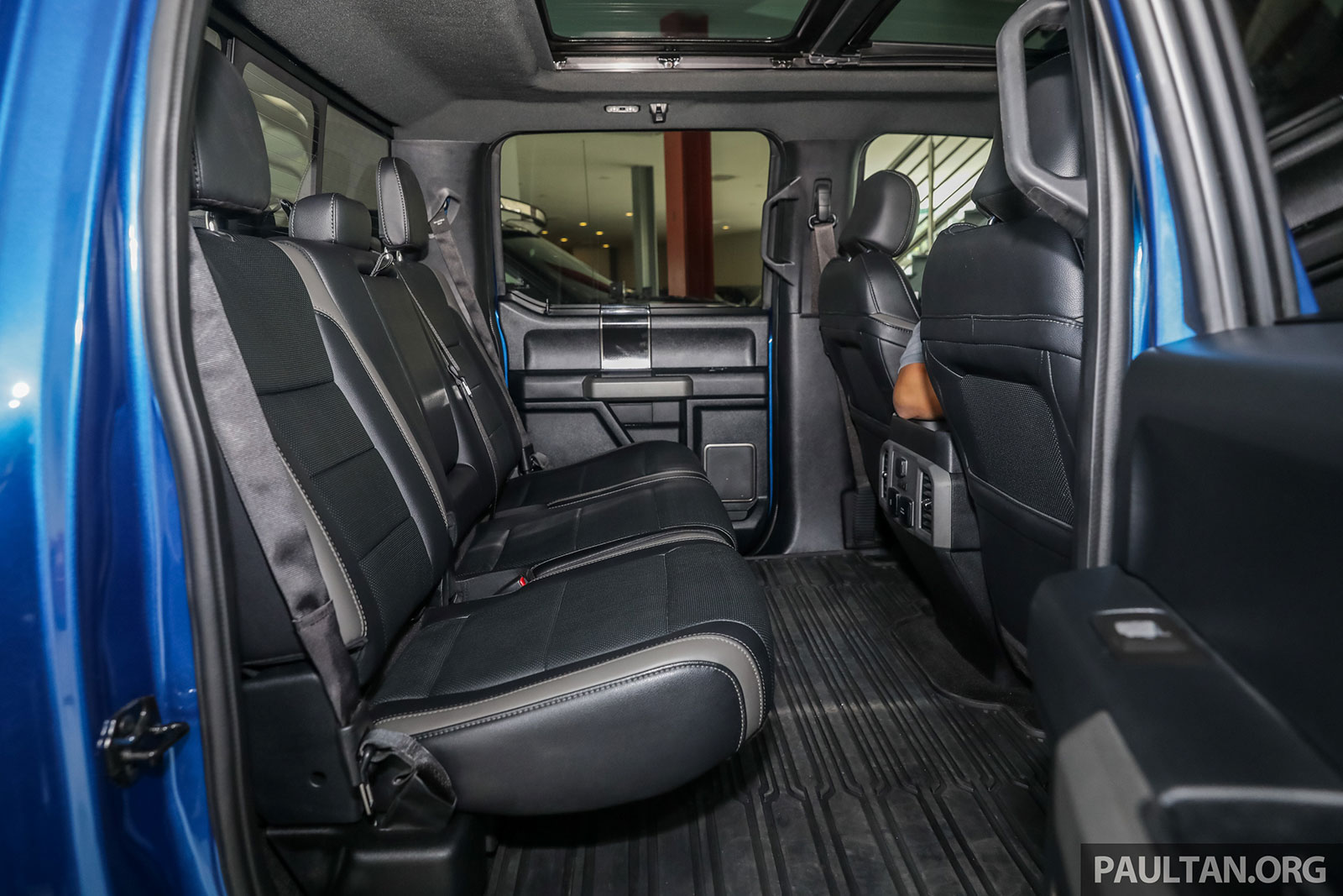 Nội thất bên trong Sutton CS 3500 Nội thất bên trong Sutton CS 3500