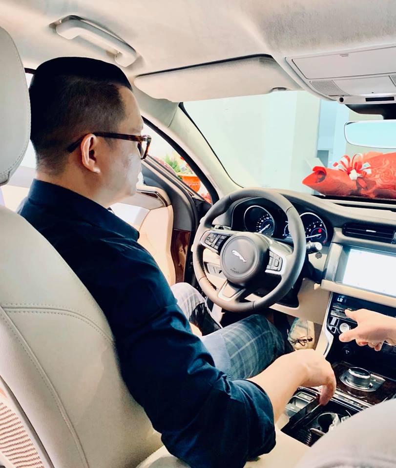 Ngoài đạo diễn Long Kan, những người nổi tiếng từng sở hữu Jaguar XF tại Việt Nam còn có nữ ca sĩ Thiều Bảo Trang và Hoa hậu Kỳ Duyên