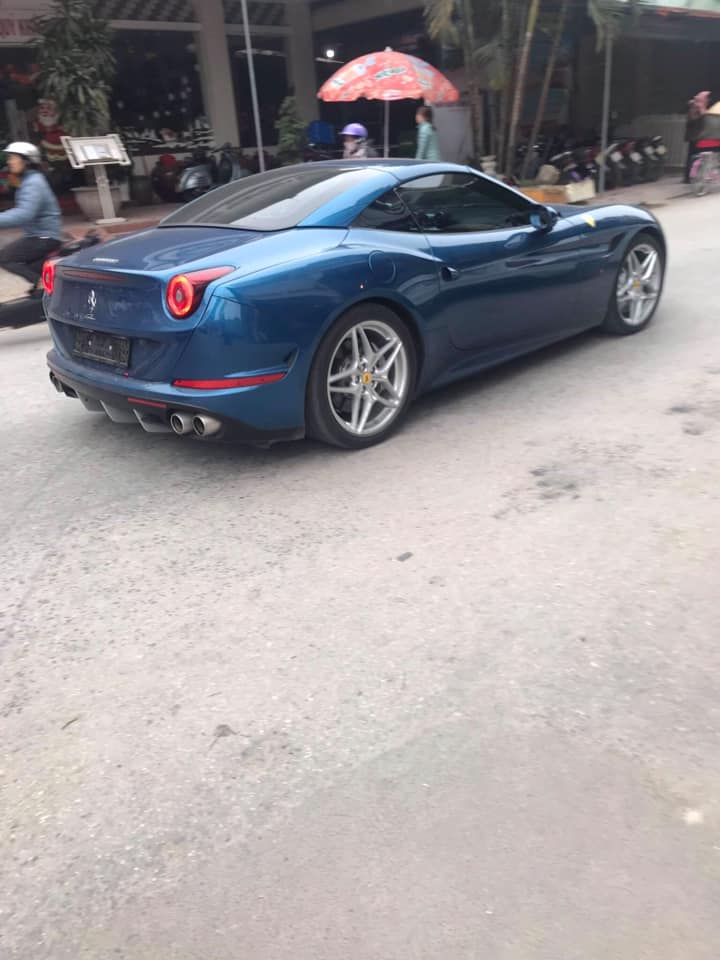 Siêu xe Ferrari California T trên đường phố Hải Phòng