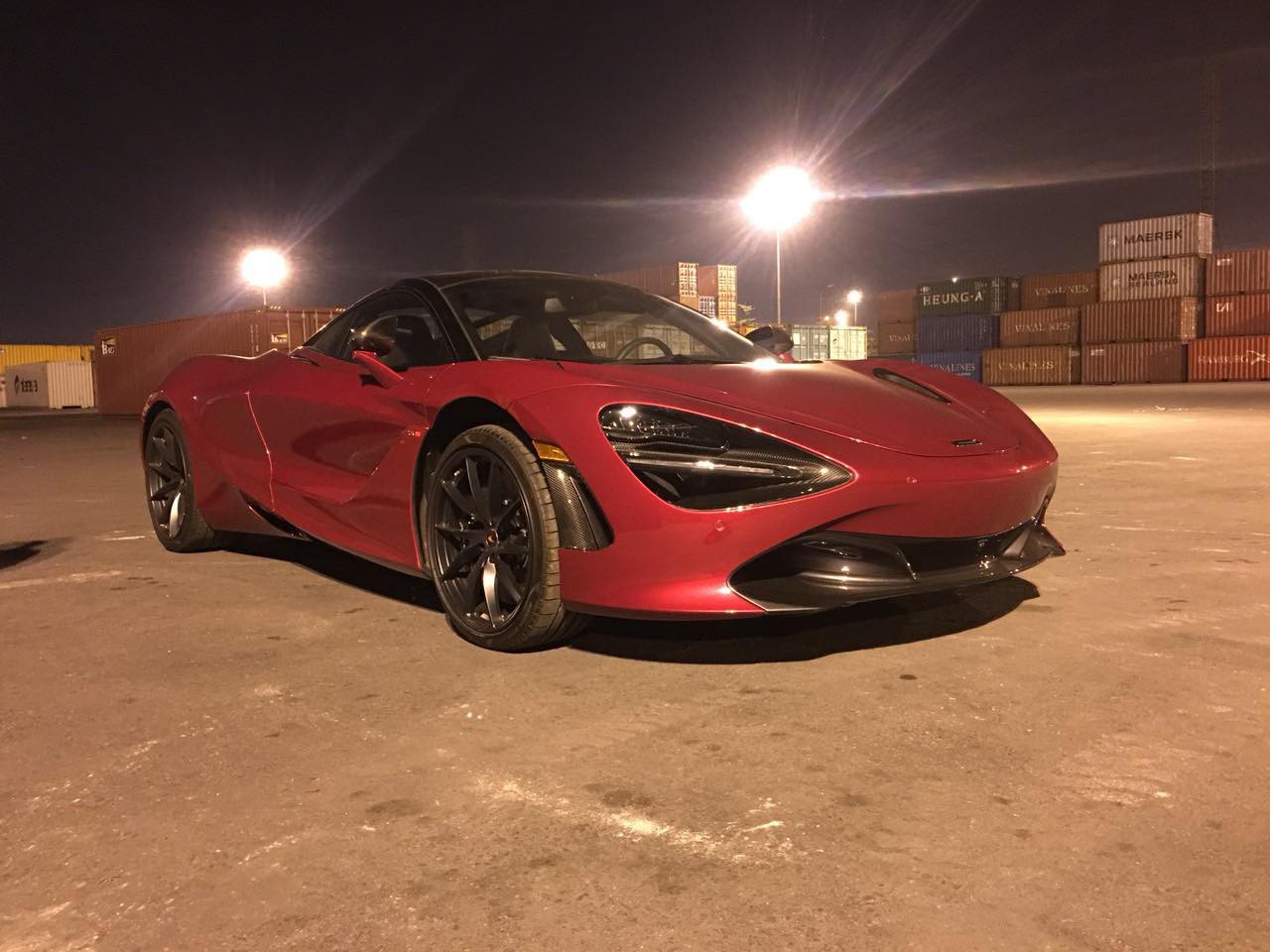 Siêu phẩm McLaren 720S này khui công sát Tết Kỷ Hợi 2019 và nhanh chóng được bàn giao cho một doanh nhân Hà Nội