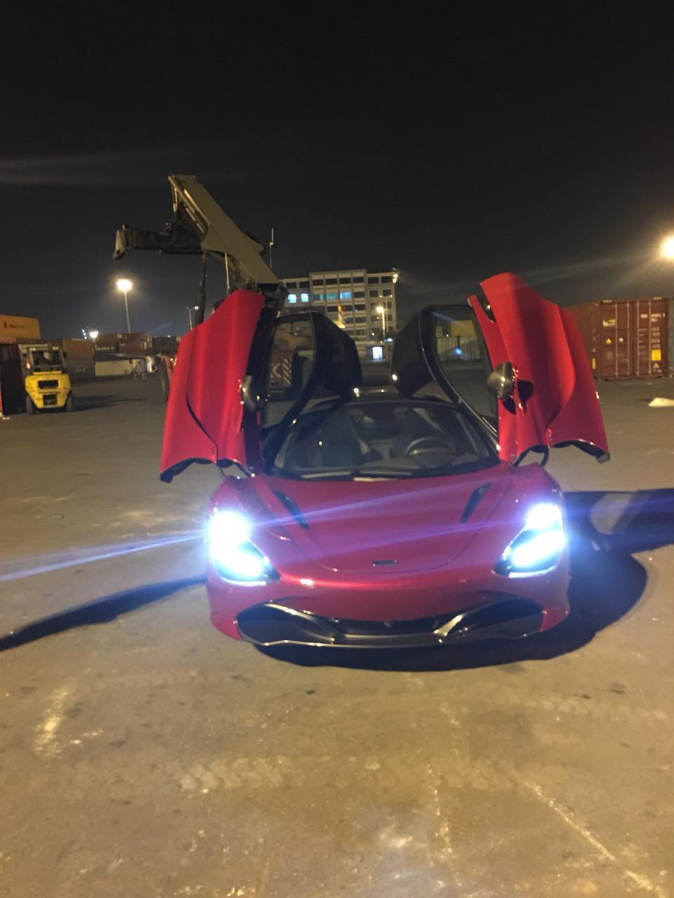 Đây là chiếc siêu xe McLaren 720S thứ 2 4 tại thị trường Việt Nam mang màu sơn đỏ Memphis