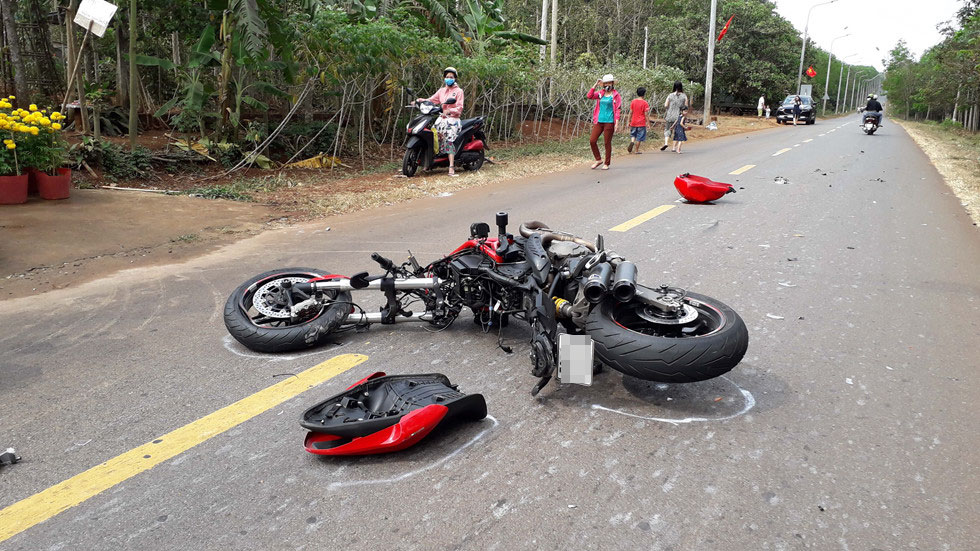 Chiếc Ducati Monster 821 tại hiện trường vụ tai nạn