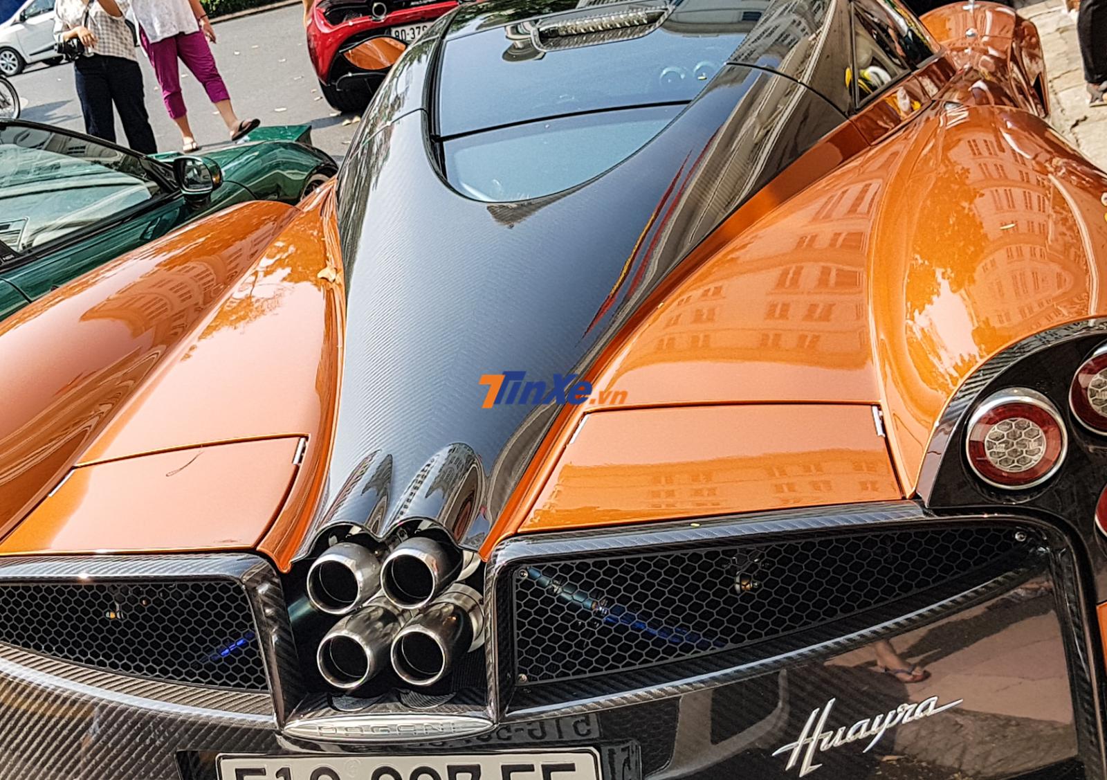 Siêu phẩm Pagani Huayra của Minh Nhựa được trang bị khối động cơ V12, dung tích 6.0 lít, tăng áp kép do Mercedes-AMG sản xuất