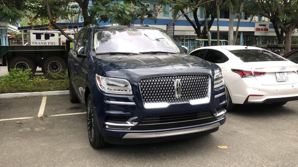 Lincoln Navigator Black Label L 2018 được trang bị động cơ xăng V6, dung tích 3.5 lít, tăng áp kép, sản sinh công suất tối đa 450 mã lực Lincoln Navigator Black Label L 2018 được trang bị động cơ xăng V6, dung tích 3.5 lít, tăng áp kép, sản sinh công suất tối đa 450 mã lực
