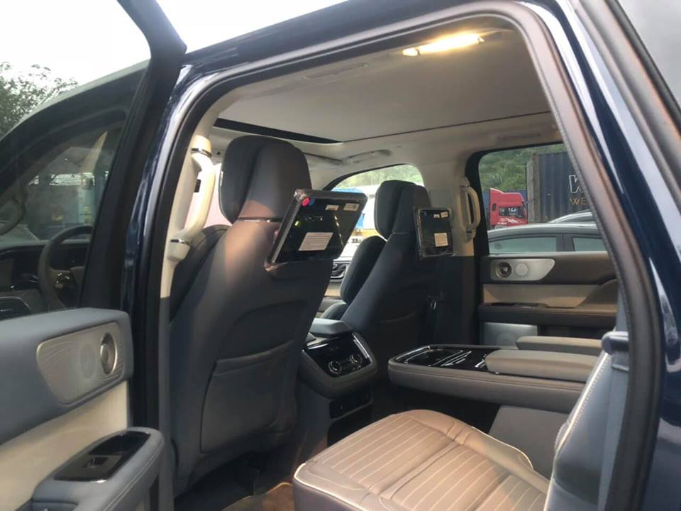 Hàng ghế sau cũng được trang bị thêm 2 màn hình có kích thước 10 inch Hàng ghế sau cũng được trang bị thêm 2 màn hình có kích thước 10 inch