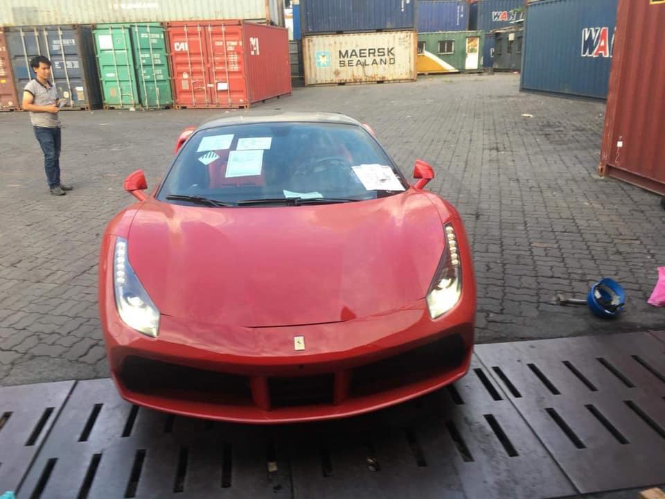 Siêu xe Ferrari 488 GTB đỏ rực xông đất Việt Nam đầu năm 2019