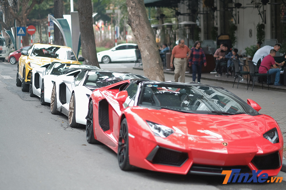 3 chiếc Lamborghini Aventador Roadster xếp hàng rất nổi bật trên phố.