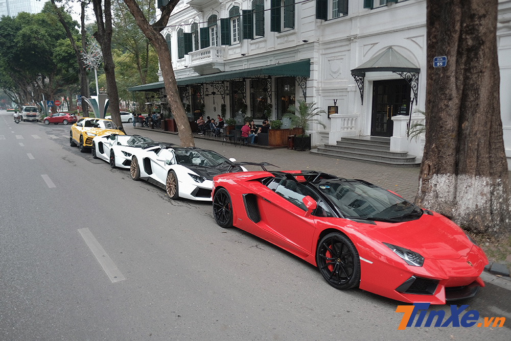 Dàn xe Lamborghini bất ngờ cùng nhau tập trung tại một địa điểm quen thuộc với giới siêu xe tại Hà Thành.