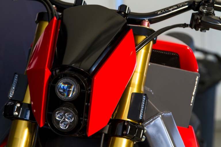 Đầu đèn của xe sử dụng công nghệ LED giúp tăng hiệu năng chiếu sáng Đầu đèn của xe sử dụng công nghệ LED giúp tăng hiệu năng chiếu sáng