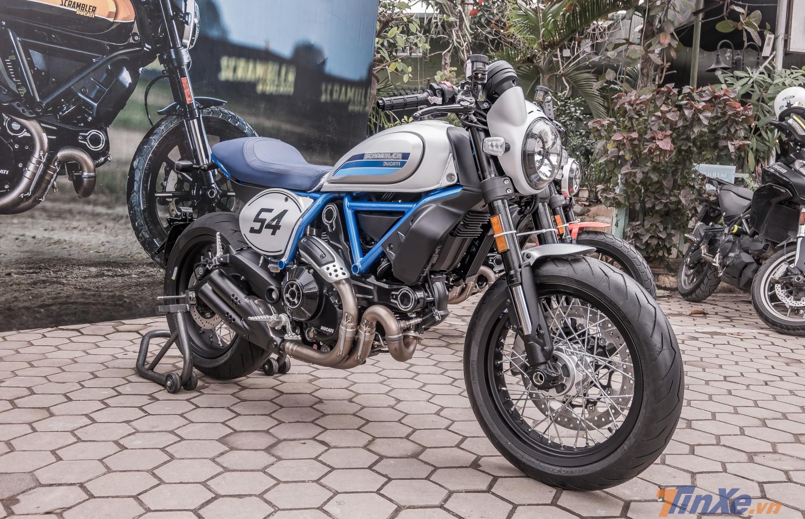 Với màu xanh xám đặc trưng, Ducati Scrambler nổi bật tại sự kiện Với màu xanh xám đặc trưng, Ducati Scrambler nổi bật tại sự kiện