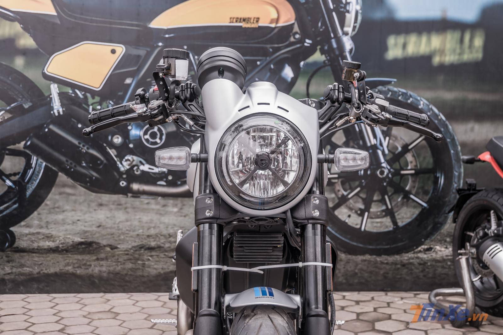 Đèn pha LED đặc biệt và đặc trưng trên Ducati Scrambler Cafe 2019 Đèn pha LED đặc biệt và đặc trưng trên Ducati Scrambler Cafe 2019