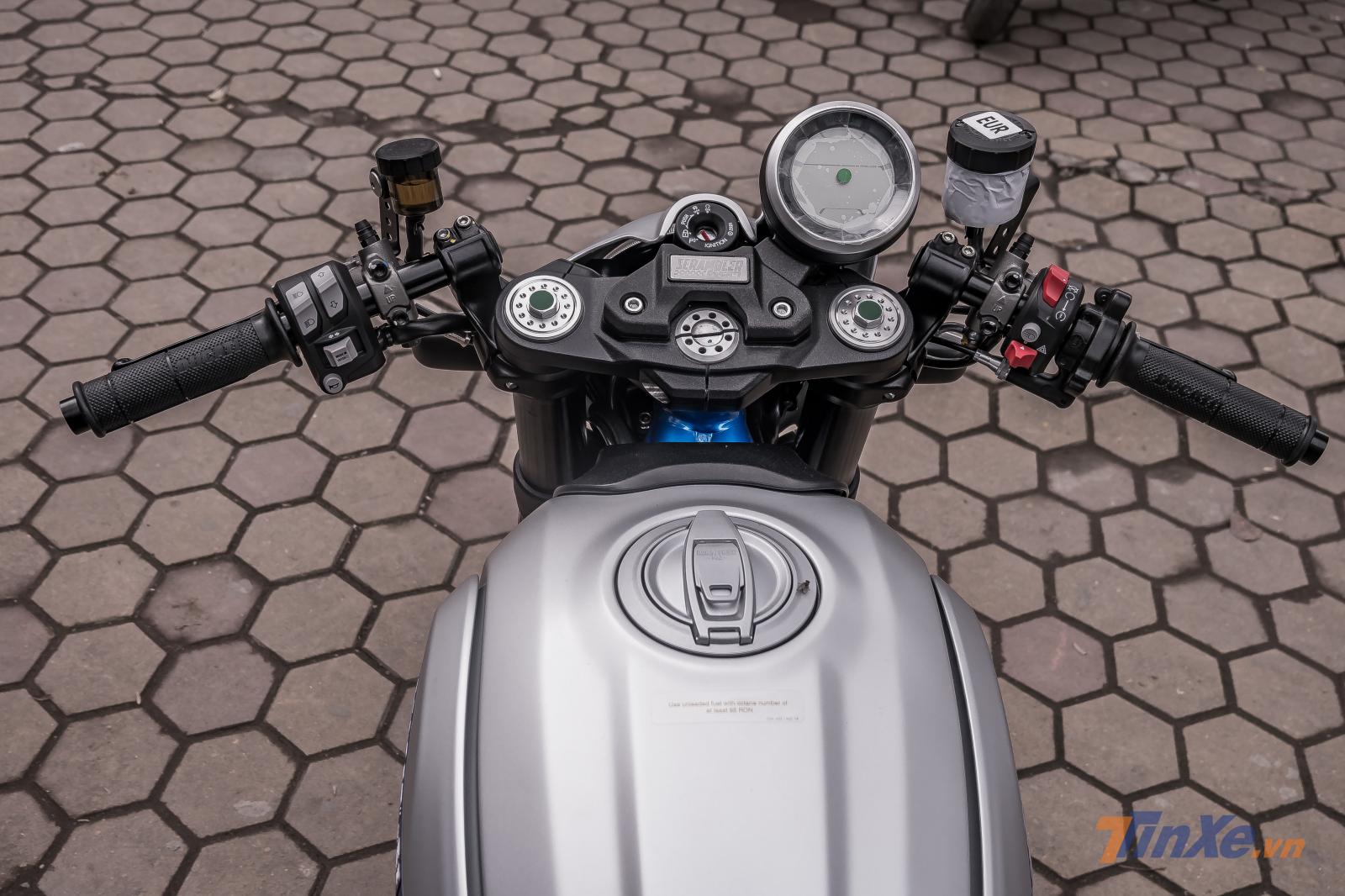 Vẫn giữ nét thiết kế tối giản ở dàn đầu, đồng hồ đơn đặt lệch rất đặc trưng của dòng xe Vẫn giữ nét thiết kế tối giản ở dàn đầu, đồng hồ đơn đặt lệch rất đặc trưng của dòng xe