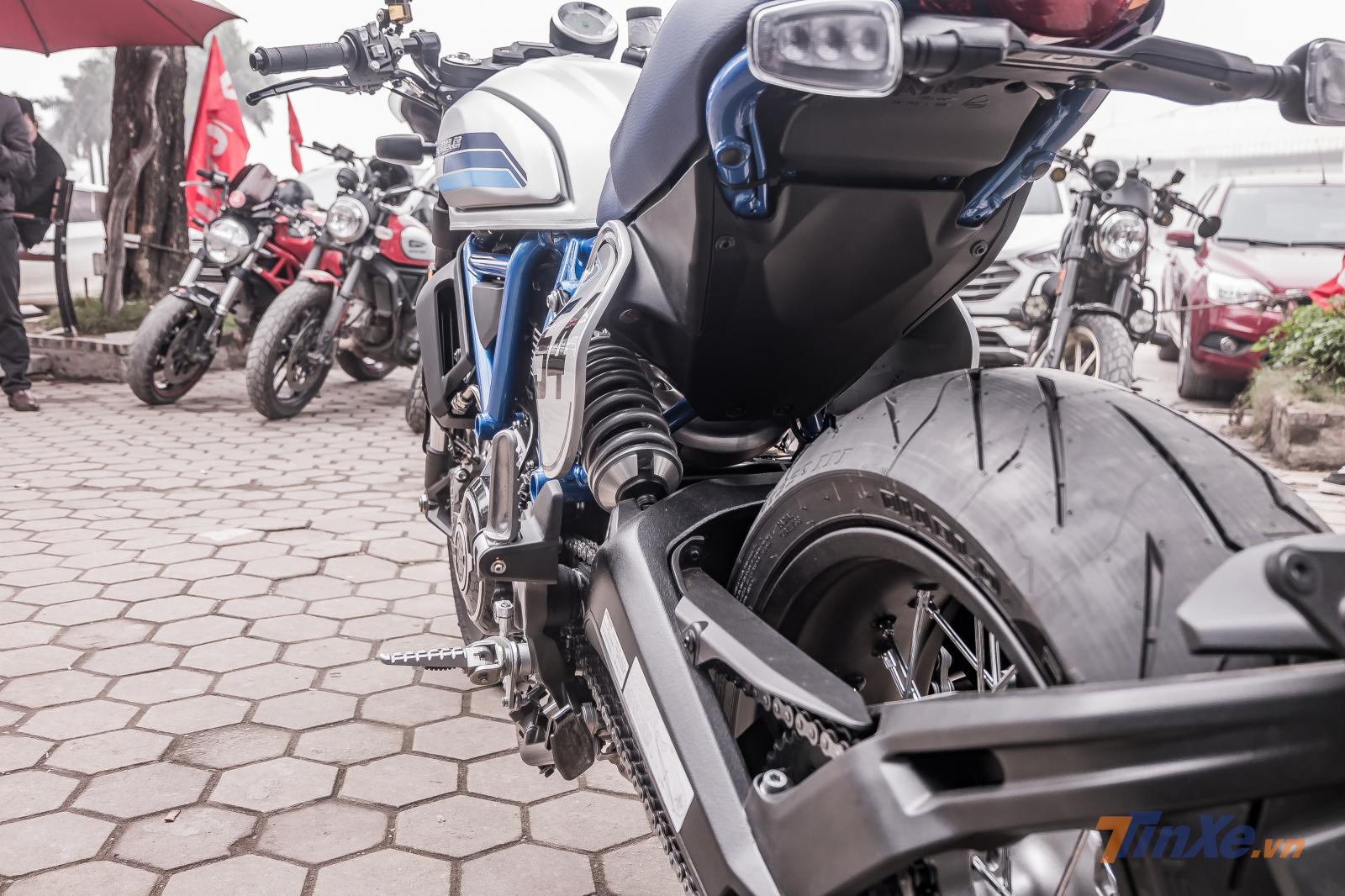 Đuôi xe vẫn sở hữu phuộc lệch Monoshock, chắn bùn rời và yên xe dạng ngắn Đuôi xe vẫn sở hữu phuộc lệch Monoshock, chắn bùn rời và yên xe dạng ngắn