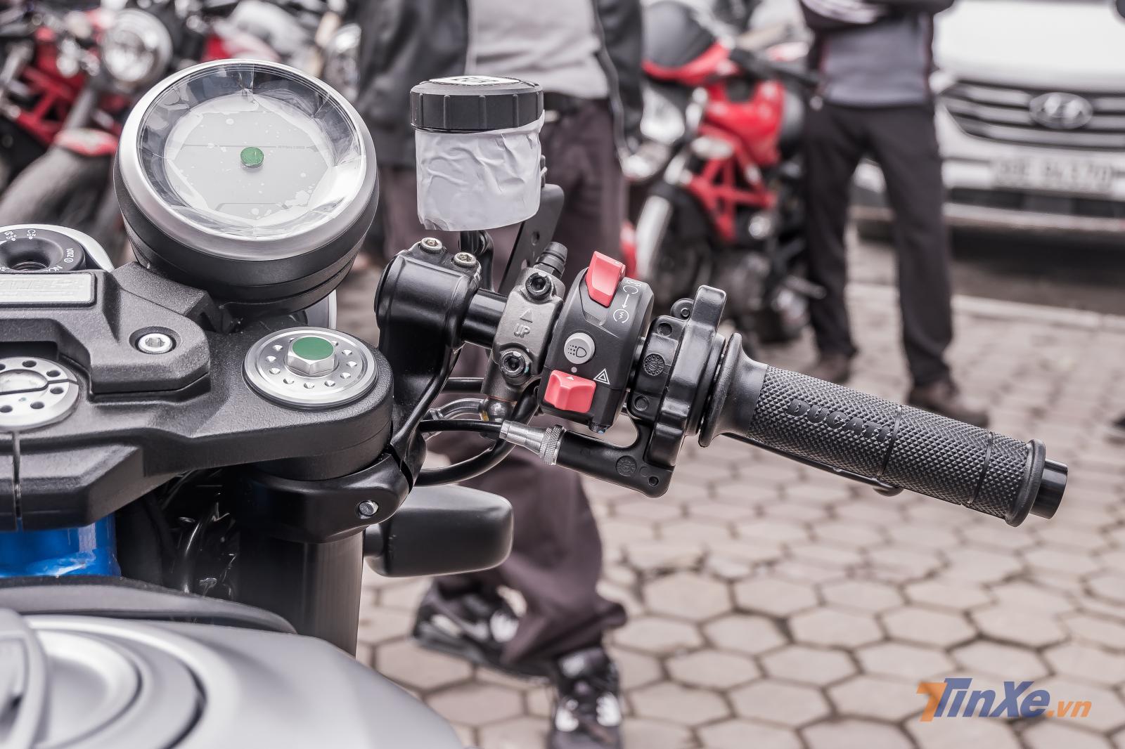 Cùm điều khiển bên phải của chiếc xe được thiết kế khá khoa học Cùm điều khiển bên phải của chiếc xe được thiết kế khá khoa học