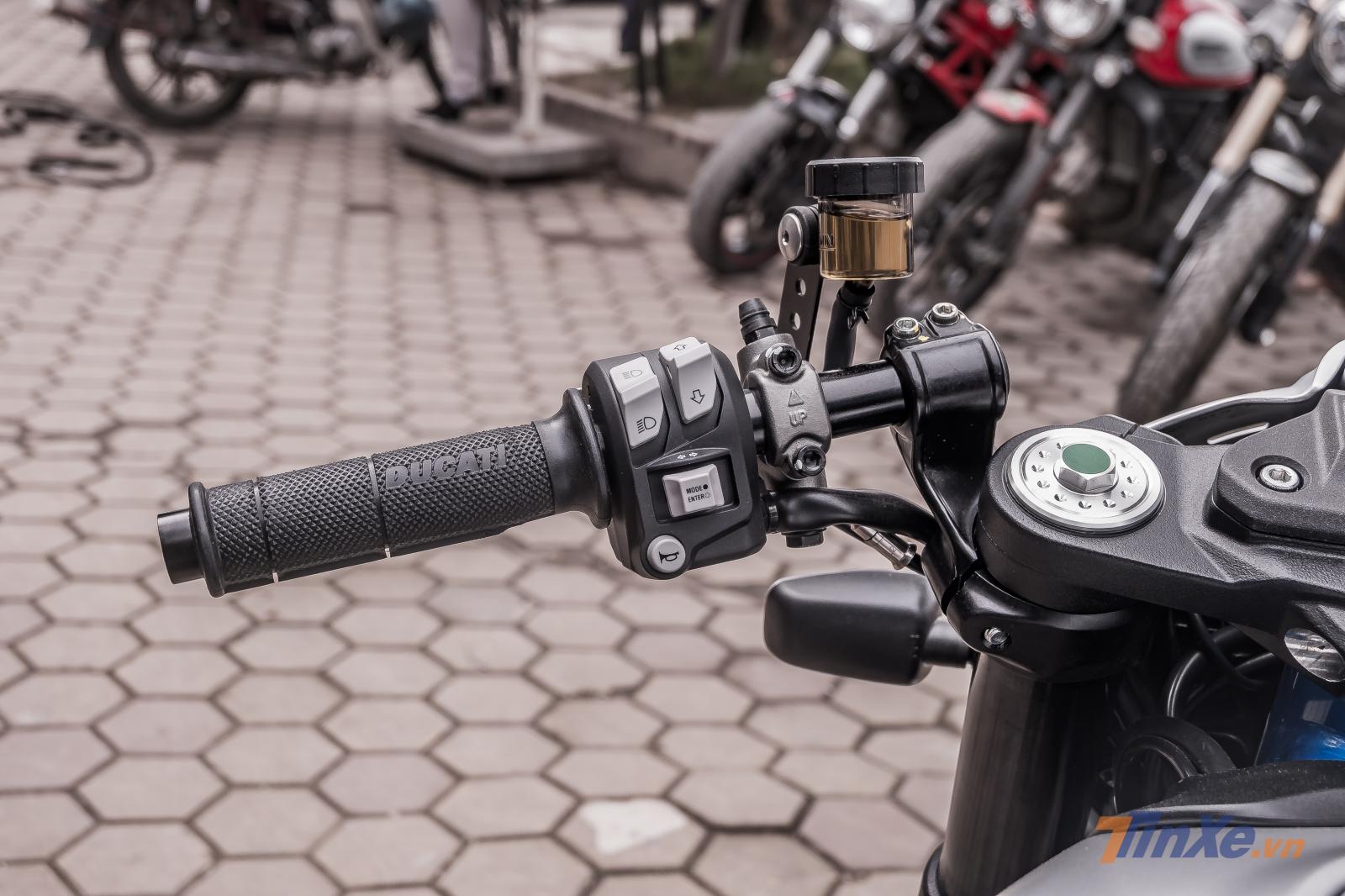 Cùm điều khiển mới khá rõ ràng trên Ducati Scrambler Cafe 2019 Cùm điều khiển mới khá rõ ràng trên Ducati Scrambler Cafe 2019