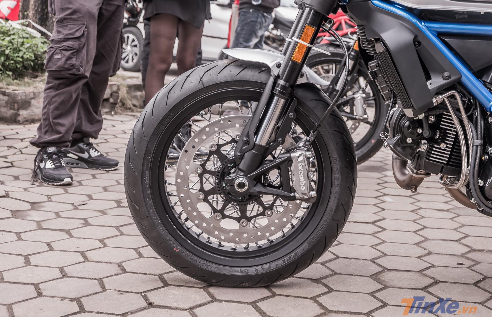 Xe sử dụng vành nan, phanh đĩa cùng cùm phanh Brembo hàng hiệu, xe được tích hợp hệ thống ABS Xe sử dụng vành nan, phanh đĩa cùng cùm phanh Brembo hàng hiệu, xe được tích hợp hệ thống ABS