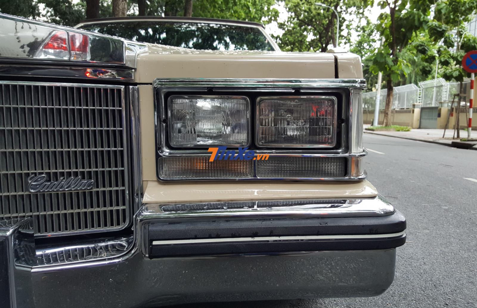 Đèn pha đôi của Cadillac Seville có thiết kế vuông vức. Đèn pha đôi của Cadillac Seville có thiết kế vuông vức.