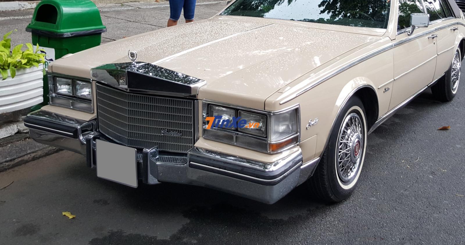 Phía trên nắp capô là một tấm ốp inox bao gồm tên xe và logo quen thuộc của Cadillac Phía trên nắp capô là một tấm ốp inox bao gồm tên xe và logo quen thuộc của Cadillac