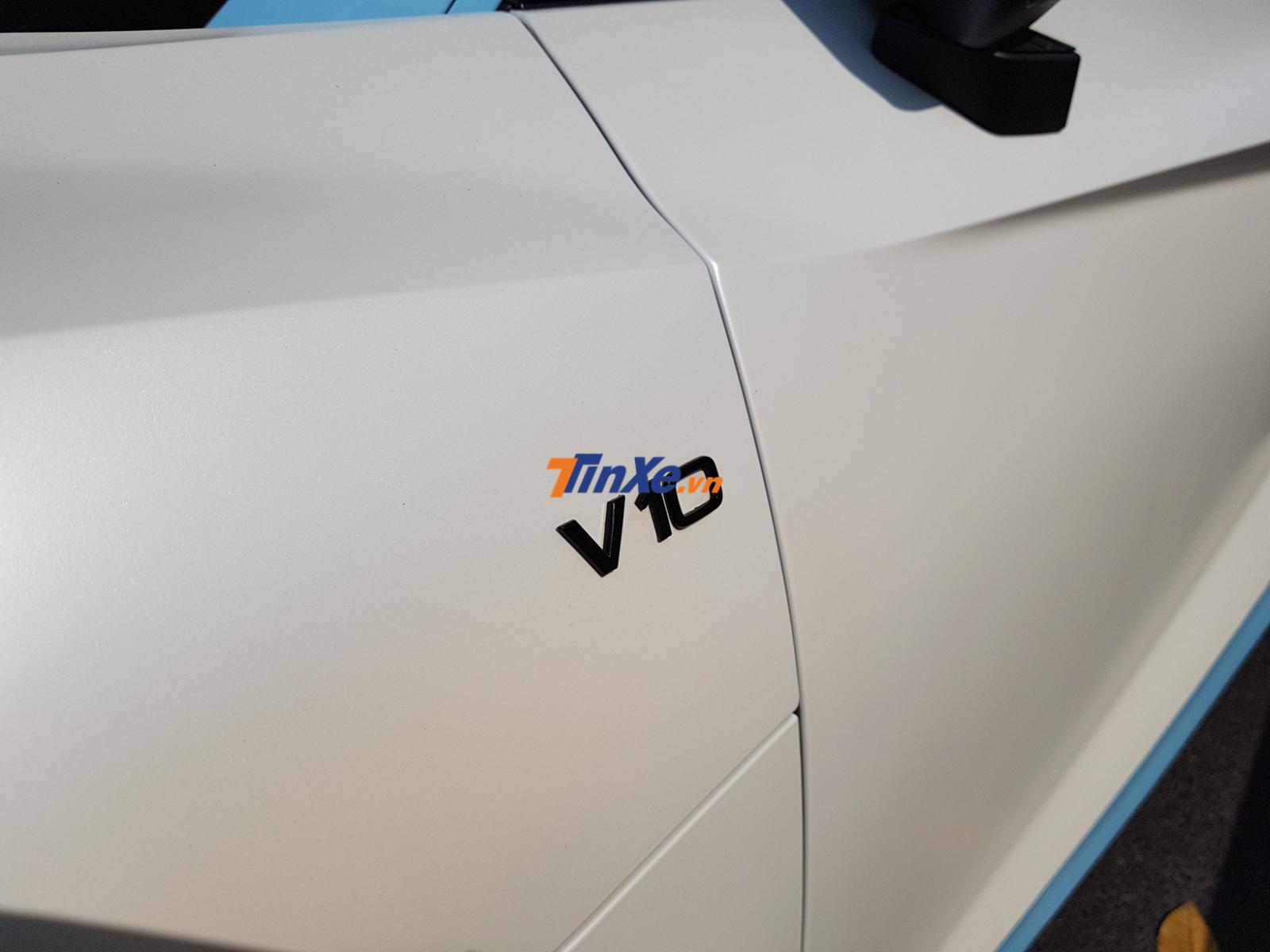 Để tạo điểm nhấn cho bộ áo mới 2 tông màu trắng mờ và xanh nhạt, Cường Đô la đã cho các chi tiết như logo V10 bên hông xe