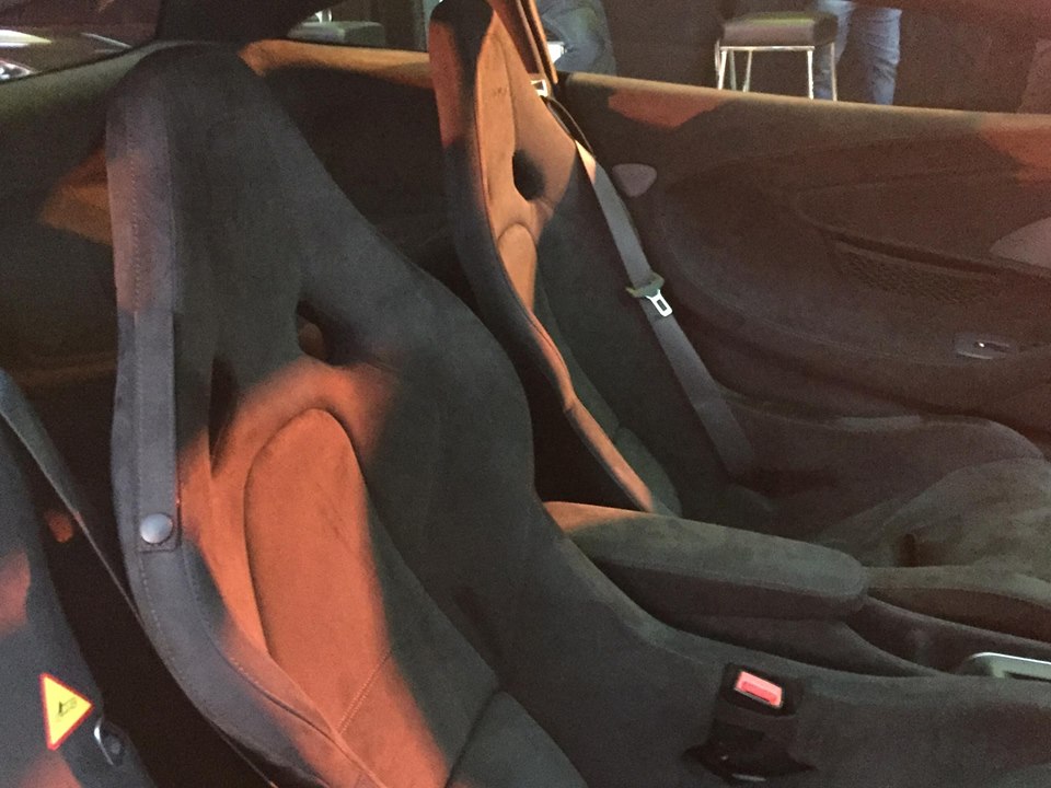 Ghế ngồi bọc da Alcantara Ghế ngồi bọc da Alcantara