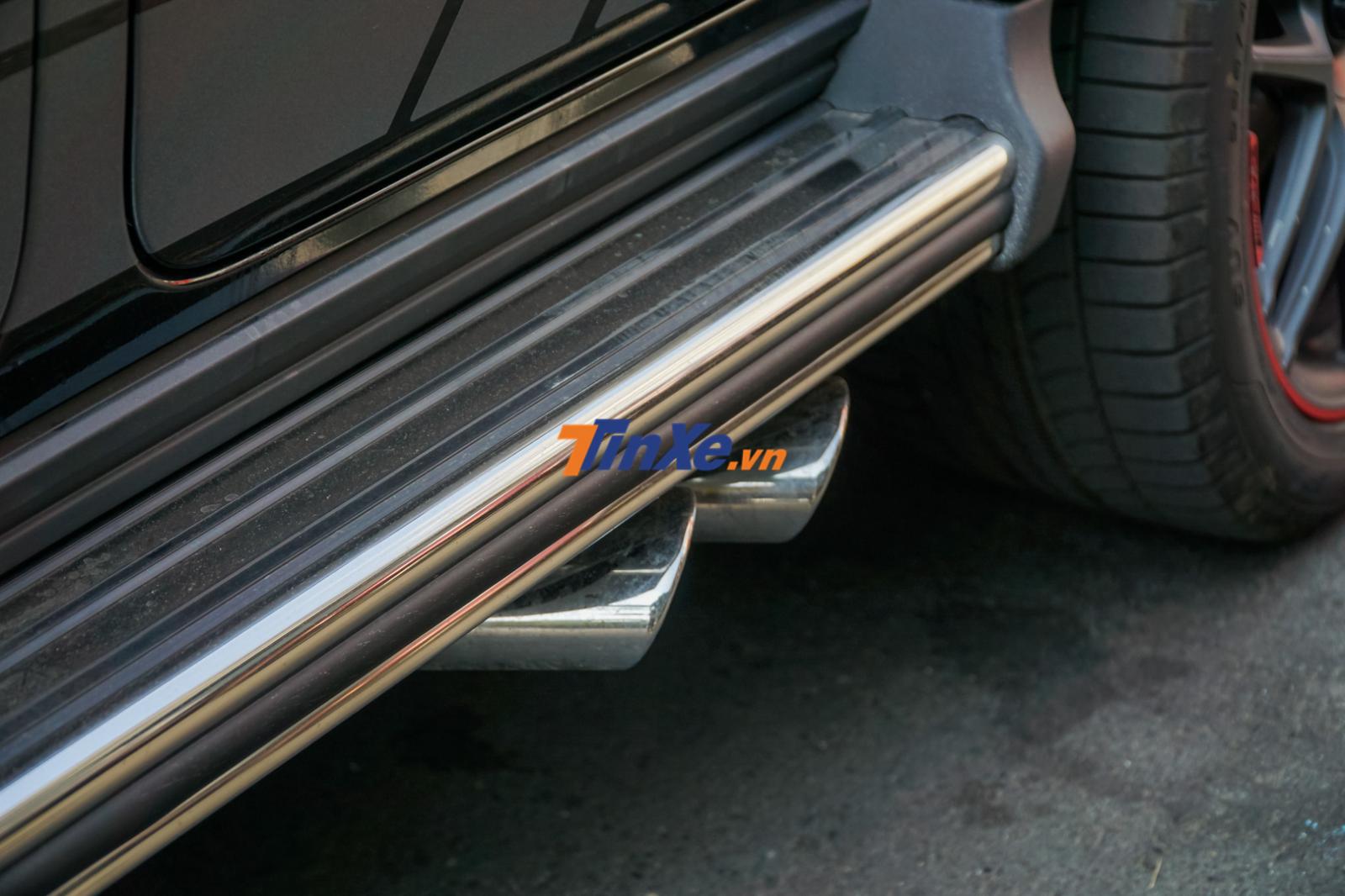 Hay cặp ống xả kép dạng tròn đặt bên hông xe không có gì thay đổi so với bản cũ