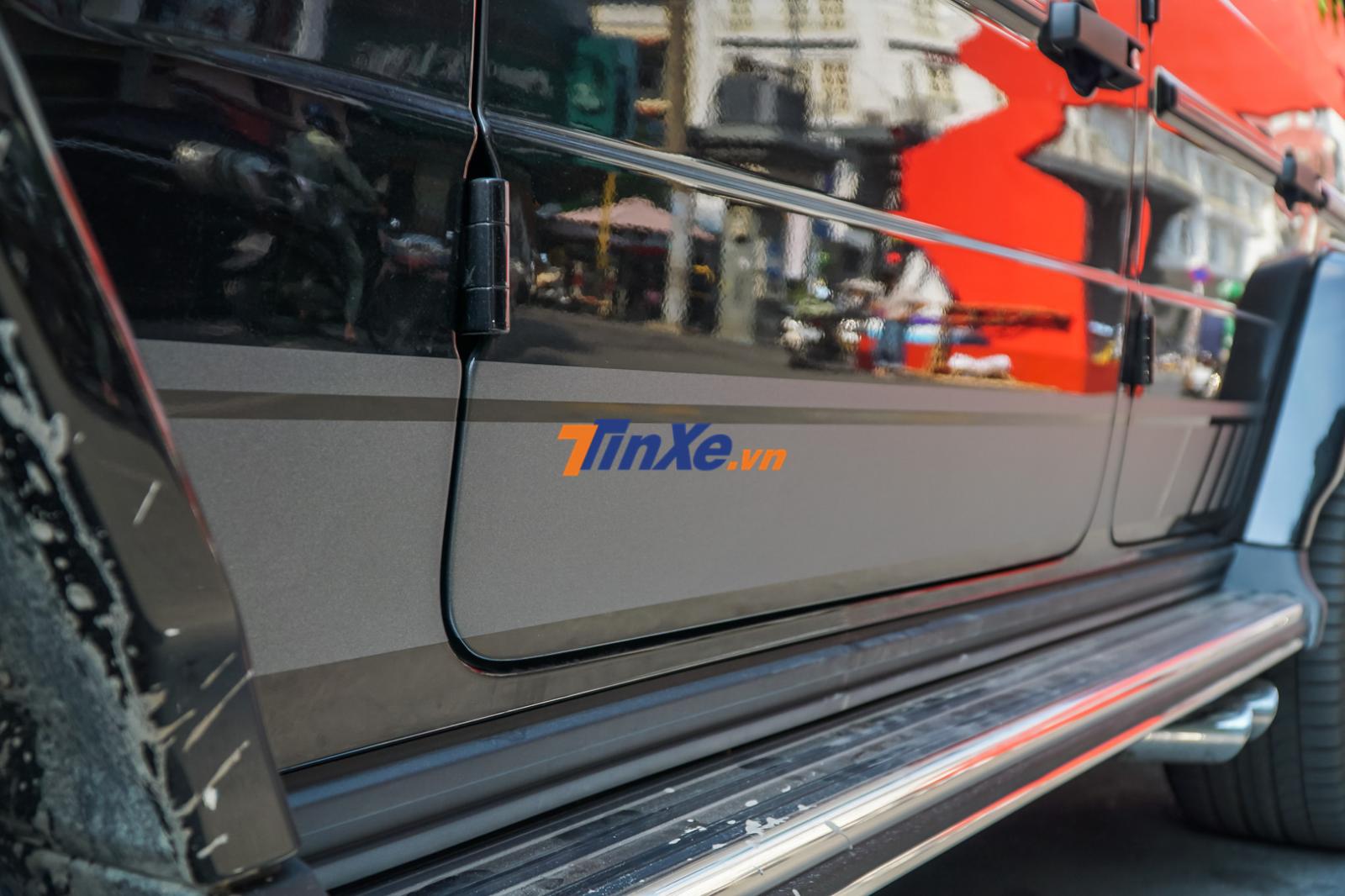 Bên hông xe Mercedes-AMG G63 Edition 1 còn có 1 sọc màu xám