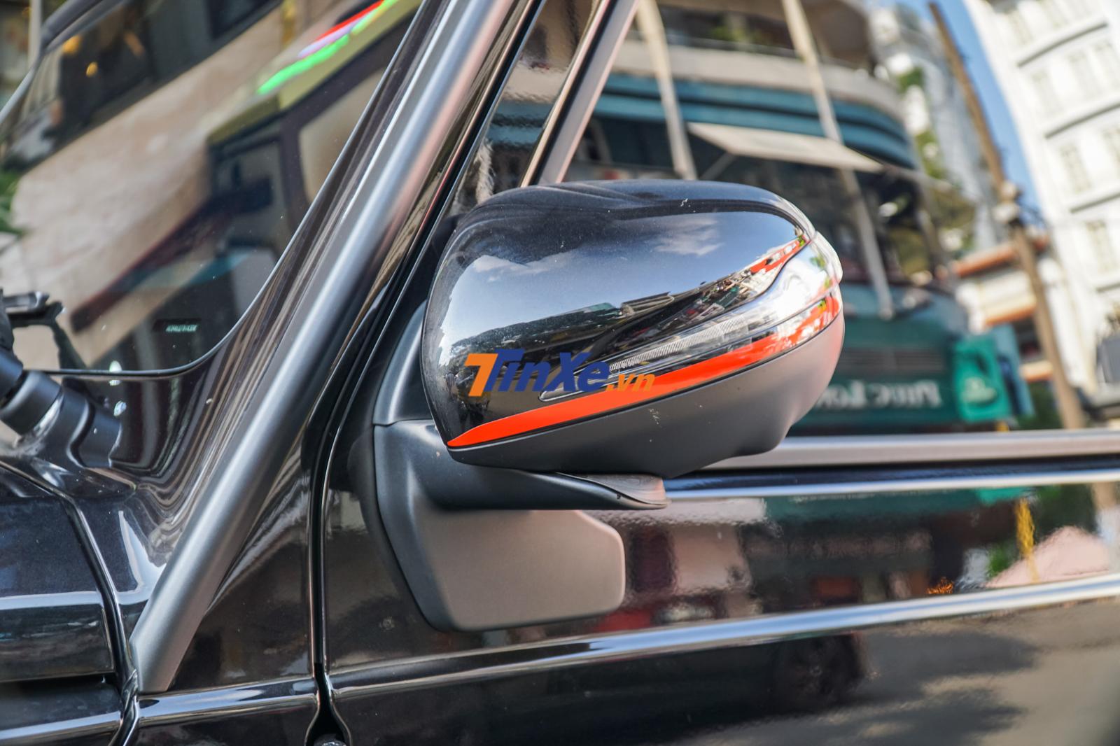 Vỏ gương có thêm sọc đề-can màu đỏ