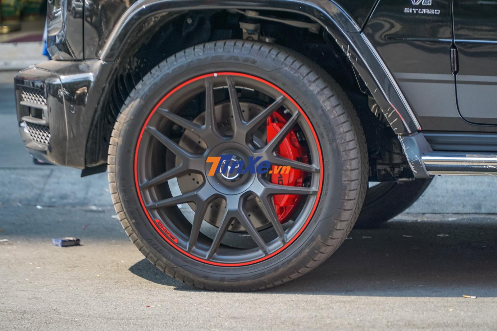 Bộ mâm đa chấu kép sơn đen mờ cùng viền đỏ là dấu hiệu nhận biết so với Mercedes-AMG G63