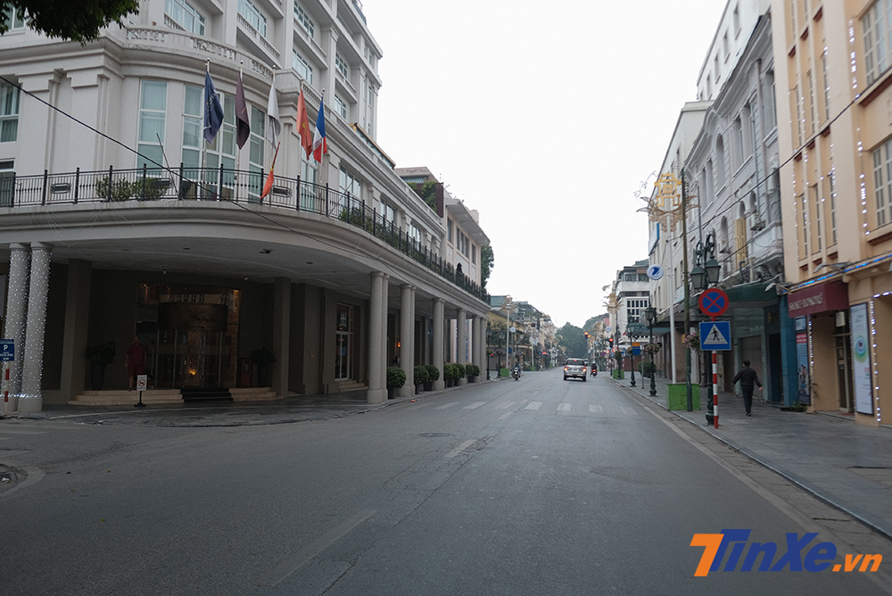 Phố Tràng Tiền yên tĩnh và vắng vẻ.