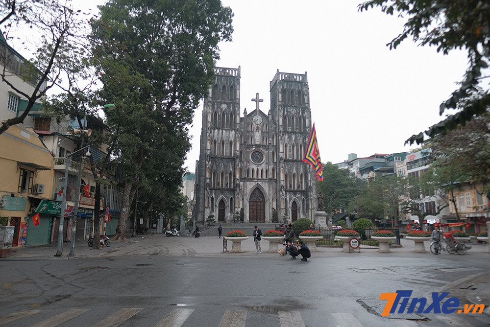 Khu vực nhà thờ lớn cũng chỉ có bóng dáng những người dân đi bộ du xuân.