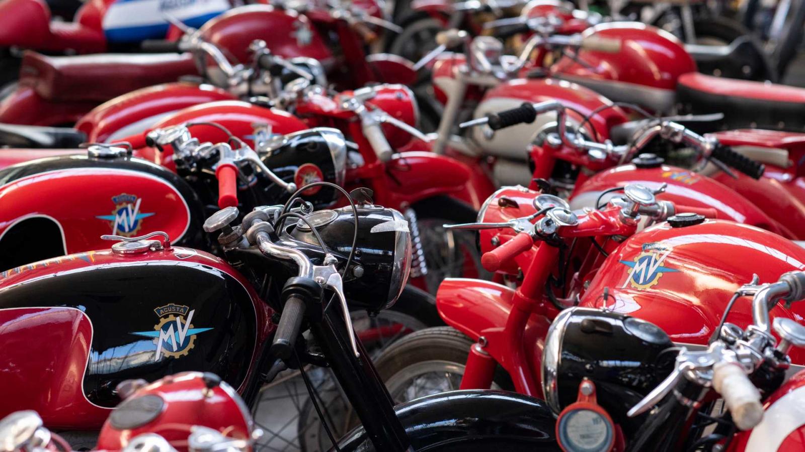 Bộ sưu tập có số lượng lên đến 90 xe, bao gồm rất đầy đủ các dòng xe mà MV Agusta đã và đang sản xuất Bộ sưu tập có số lượng lên đến 90 xe, bao gồm rất đầy đủ các dòng xe mà MV Agusta đã và đang sản xuất