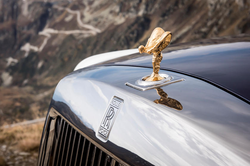 Màu vàng kim loại chói mắt của Spirit of Ecstasy thu hút mọi ánh nhìn của cả người thường lẫn… kẻ trộm tuy nhiên Rolls-Royce cũng phát triển cơ chế chống trộm tuyệt vời bằng cách tụt vào trong mui xe nếu có ai đó tác dụng một lực mạnh vào vật trang trí này