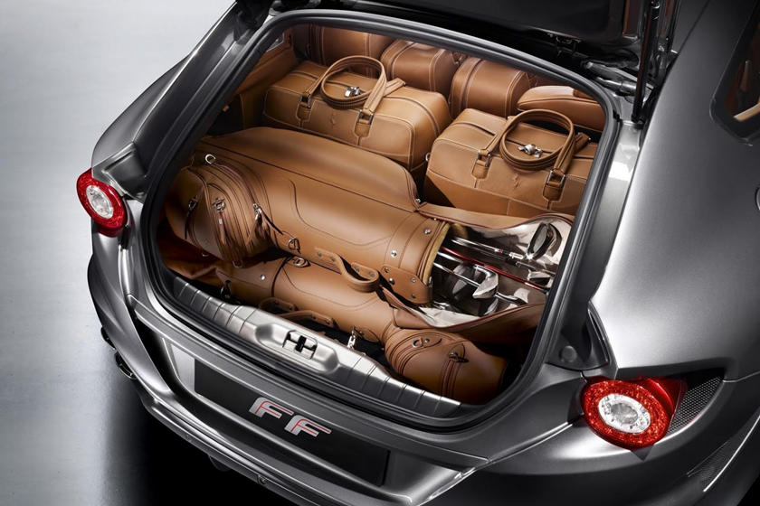 Túi đánh golf của Ferrari có giá hơn 10.000 USD (232 triệu đồng) và túi hành lý có giá hơn 13.000 USD (301,7 triệu đồng)