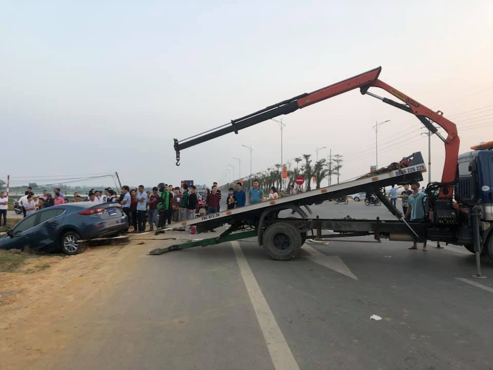 Xe cứu hộ đến để đưa chiếc Mazda3 đi