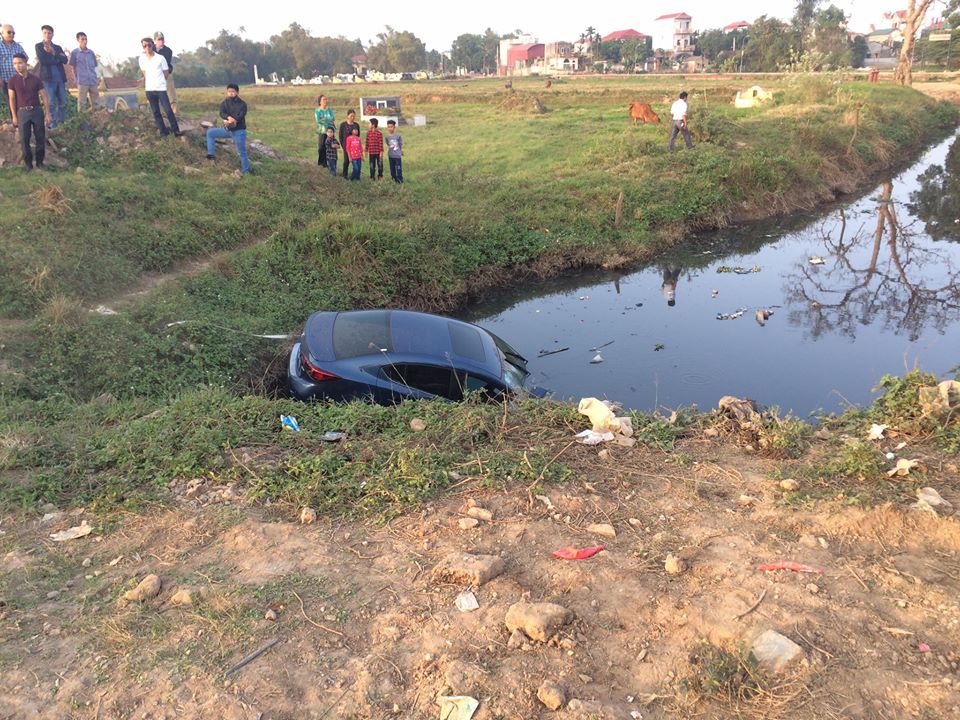 Chiếc Mazda3 cắm đầu dưới sông nhưng rất may nước cạn