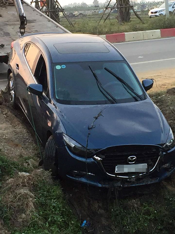 Chiếc Mazda3 bị hư hỏng đáng kể ở phần đầu xe