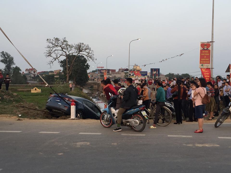 Người dân hiếu kỳ đứng xem tai nạn