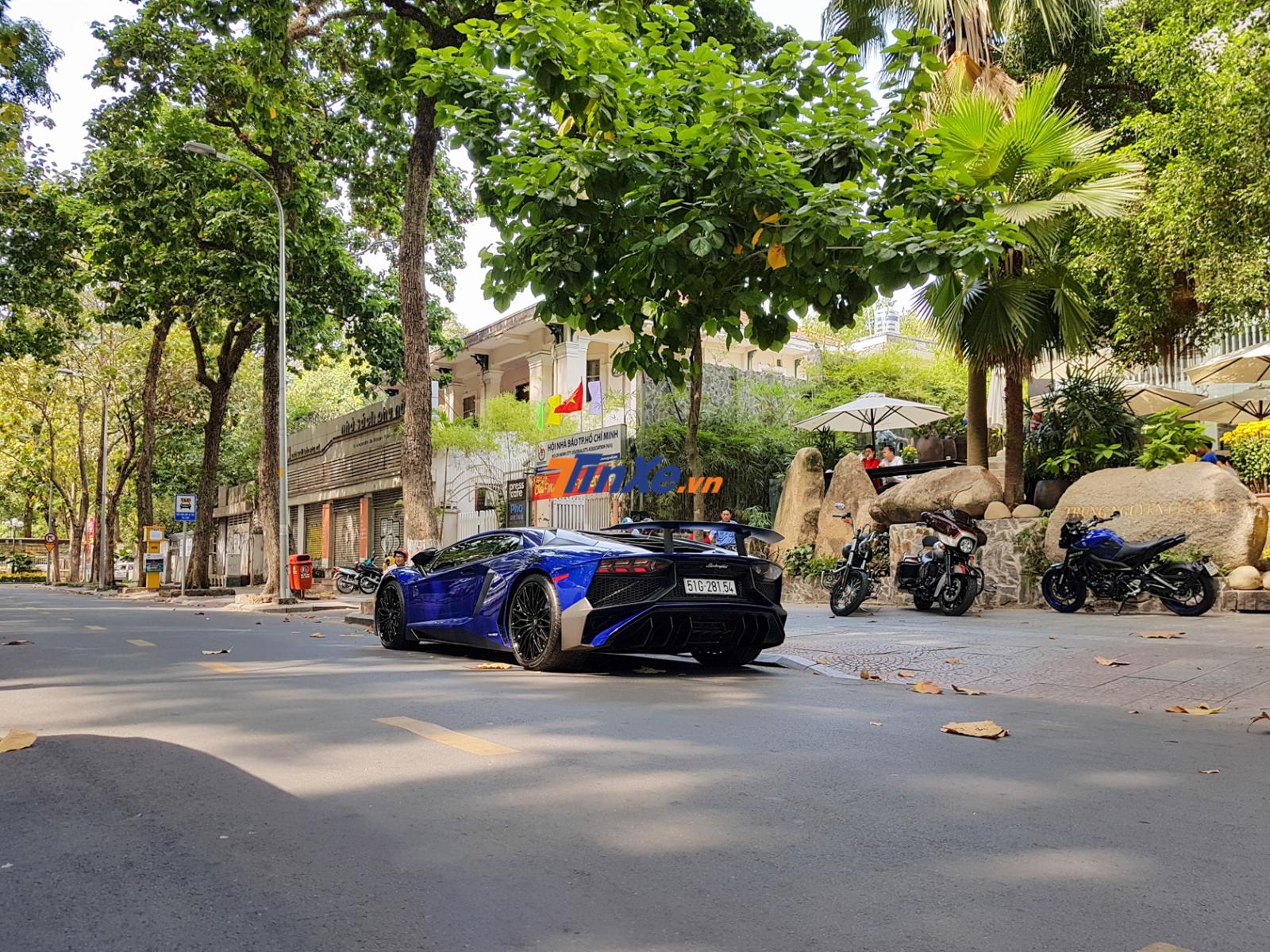 Hiện mức giá rao bán của siêu xe Lamborghini Aventador LP750-4 SV Coupe tại thị trường Việt Nam không dưới 1,28 triệu đô la
