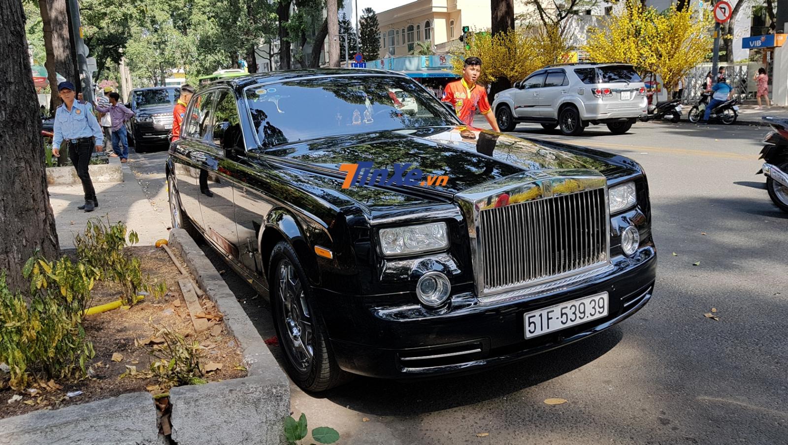 Chiếc Rolls-Royce Phantom Year of the Dragon cũng mang biển cặp 39