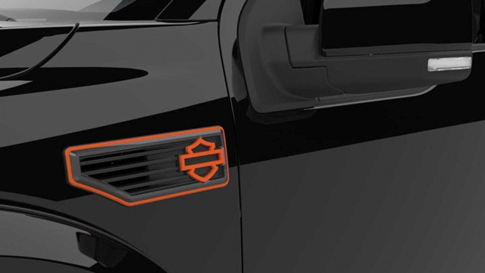 Logo biểu tượng của Harley-Davidson có màu cam trên xe Logo biểu tượng của Harley-Davidson có màu cam trên xe